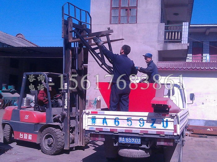 吉林4Yb-2型玉米收割機裝車現場